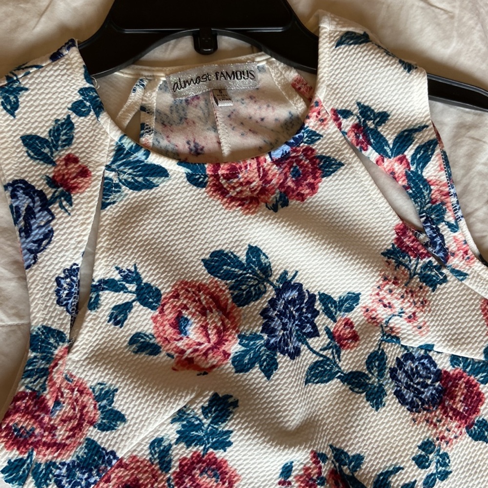 Size small - Picture 2 of 2